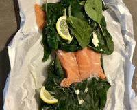 Papillote de saumon et épinards frais