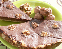 Chocolat et noix s'allient pour nous donner une tarte d'automne riche en goût.