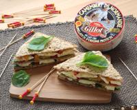 Le club sandwich est magique pour se faire un repas sur le pouce mais tout en gourmandise. Le camembert a toute sa place en apportant moelleux et caractère.