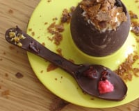 Œuf à la coque en chocolat et sa mousse de chocolat blanc-éclat de crêpe dentelle et sa cuillère chocolat noir, cranberries, nougatine et pralines roses