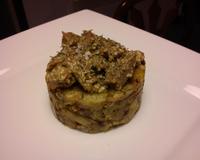 Emincé d'agneau poêlé au thym mariné dans une crème d'ail accompagné d'un écrasé de pommes de terre.