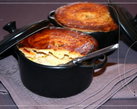 Une mini cocotte de la mer, un mélange de coquillages et crustacés enrobés d'une sauce onctueuse et d'un émincé de poireaux.
