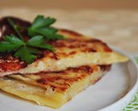 C'est une sorte de galette, de pain plat, cuit à la poêle et garni d'un mélange de fromages. En premier lieu, ça ressemble assez au cheese naan aussi bien au niveau des…