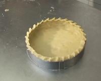 Chiqueter une pâte à tarte