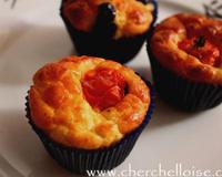 Petit muffin salé aux tomates cerise et fromage.