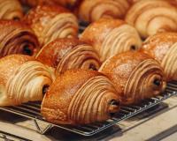 “Ils l’ont rebaptisée” : un historien du pain raconte pourquoi la chocolatine est devenue le pain au chocolat, un nom qui divise encore