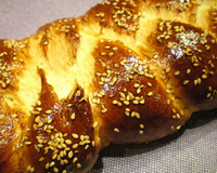 Un pain joliment tressé qui ressemble à une brioche .... avec une mie moelleuse , souple et aérée ....