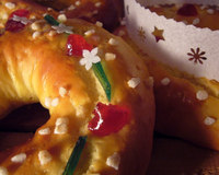 Délicieuses brioches des rois aux fruits confits et au subtil parfum de fleur d'oranger