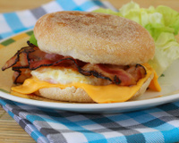 Muffin au bacon, fromage et œuf frit façon Hamburger