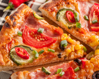 Pizza aux légumes et jambon