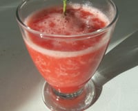 Smoothie aux fraises, citron vert et menthe