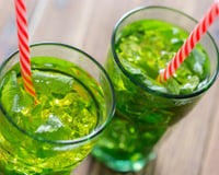 Alerte sur un ingrédient controversé du sirop de menthe, celui qui donne cette couleur si verte