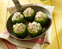 Courgettes farcies brousse et pignons au basilic