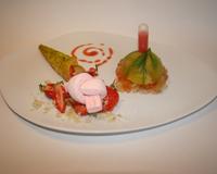 Pour cette réalisation autour du thème fraise-rhubarbe, je me suis complètement laisser aller... J'avais envie de représenter un cornet de glace mais de façon décomposée…