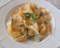 Cette recette de pâtes fraîches avec du basilic en transparence épatera vos convives.
