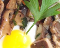 Œuf cocotte au bain marie et poêlée de champignons sauvages