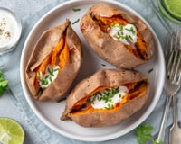 Patates douces rôties, sauce yaourt et herbes fraîches