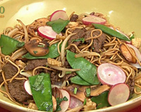 Nouilles sautées, légumes et boeuf caramélisé