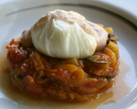 Piperade et son œuf poché sauce aurore et basilic