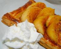 Une tarte aux pommes chaudes caramélisées, alignées sur une couche de pâte feuilletée croustillante. Le beurre demi-sel et le poivre fraichement moulu rajoutent une pointe…