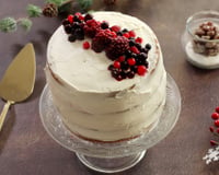 Gâteau au yaourt et fruits rouges comme un layer cake