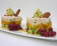 un mille-feuilles au crabe, à la pêche parfumée au thym et à l'avocat au vinaigre de framboises, surmontée d'une mousse d'artichaut citronnée à la poudre d'amandes et…