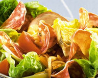 Salade caesar revisitée au saucisson sec et andouille