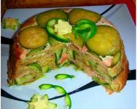 Rafraîchissante et délicieuse terrine à base de courgettes, oeufs et saumon fumé.