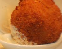 Boule de purée agrémente de saumon fumé, coriandre et citron.