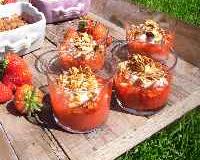 Dans une verrine sous des céréales croustillantes se cachent la fraîcheur du fromage blanc et l'acidulé d'une compote aux fruits de saison.