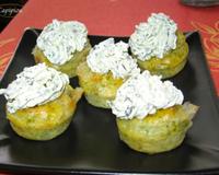 De petits cakes aux fromages de Savoie, surmontés d'une crème aux herbes.