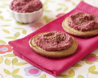 Blinis au sarrasin, crème de thon à la betterave