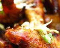 Ces petites ailes de poulet se dévorent à toutes les occasions, depuis l'apéritif jusqu'au brunch