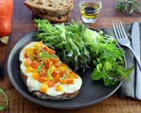 Prête en 15 minutes : testez cette tartine d'automne gourmande au potimarron rôti et mozzarella crémeuse