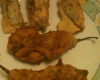 Piment farci et enrobé d'une pâte cuite en friteuse.