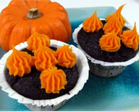 Des petits muffins marbrés mariant chocolat et potimarron, décorés d'une ganache chocolat-orange.