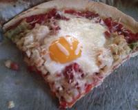 Je cherchais quelque chose à mettre sur ma pizza puis j'ai trouvé ça : pizza au œufs. Un vrai délice cette pizza :)