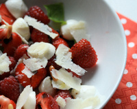 Salade de fraises, framboises, mozzarella et parmesan
