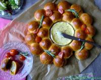 Une gourmande couronne briochée à partager en famille ! les buns sont farcis de viande hachée et pesto , à déguster avec un bon camembert fondu ....