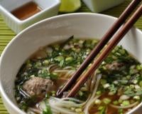 Pho vietnamien : bouillon de bœuf, nouilles de riz, herbes fraîches et boulettes de bœuf