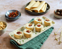 Roulés apéro aux tranches végé pois chiches, fromage frais et tomates séchées