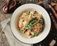 “Tout en fraîcheur” : Cyril Lignac partage une recette originale de risotto asperges vertes, saumon et orange