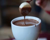 Essayez cette fondue au chocolat, c'est vraiment très bon. Il suffit de tremper des fruits en morceaux ou de la brioche coupée en dès.