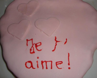 Un délicieux gâteau au yaourt facile à faire recouvert de pâte à sucre.