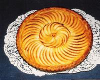 Une simple tarte aux pommes, cuite en profondeur, dont la coupe uniforme des pommes et leur disposition en fait l'originalité.