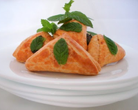Voici une petite entrée parfumée et goûteuse.Des chaussons fourrés à la viande d'agneau et aux pignons de pin le tout parfumé à la menthe.Pour la pâte, j'ai utilisé une…