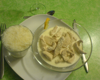 Une sauce crémeuse avec un subtil goût de citron dans laquelle baigne des morceaux de poulet.