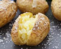 Pommes de terre au four à la fleur de sel et crème de ciboulette