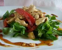 Des escalopes de poulet tout simplement émincé accompagnés de quelques condiments asiatiques et de poivrons et deux sauces : Miel aux éclat de noix, et thé vert.Le tout…
