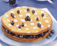 Un délicieux gâteau au yaourt avec de la confiture de Myrtilles Bonne Maman et des myrtilles fraîches. Effet garanti !